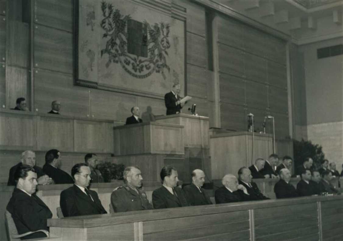 Předsednictvo Prozatímního Národního shromáždění 8. května 1945 v nové budově parlamentu na Václavském náměstí.
