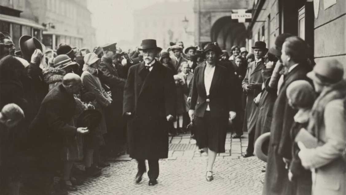 T.G. Masaryk před volební místností 1929.

