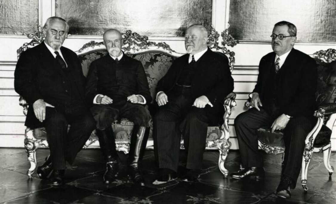 T. G. Masaryk s předsedy obou parlamentních komor a předsedou vlády u příležitosti 15. výročí vnzniku ČSR 28. října 1933.