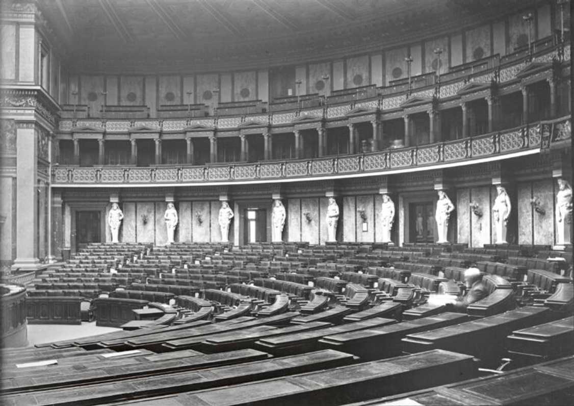 Nová budova říšské rady, zasedací sál poslanecké sněmovy (cca 1917).
