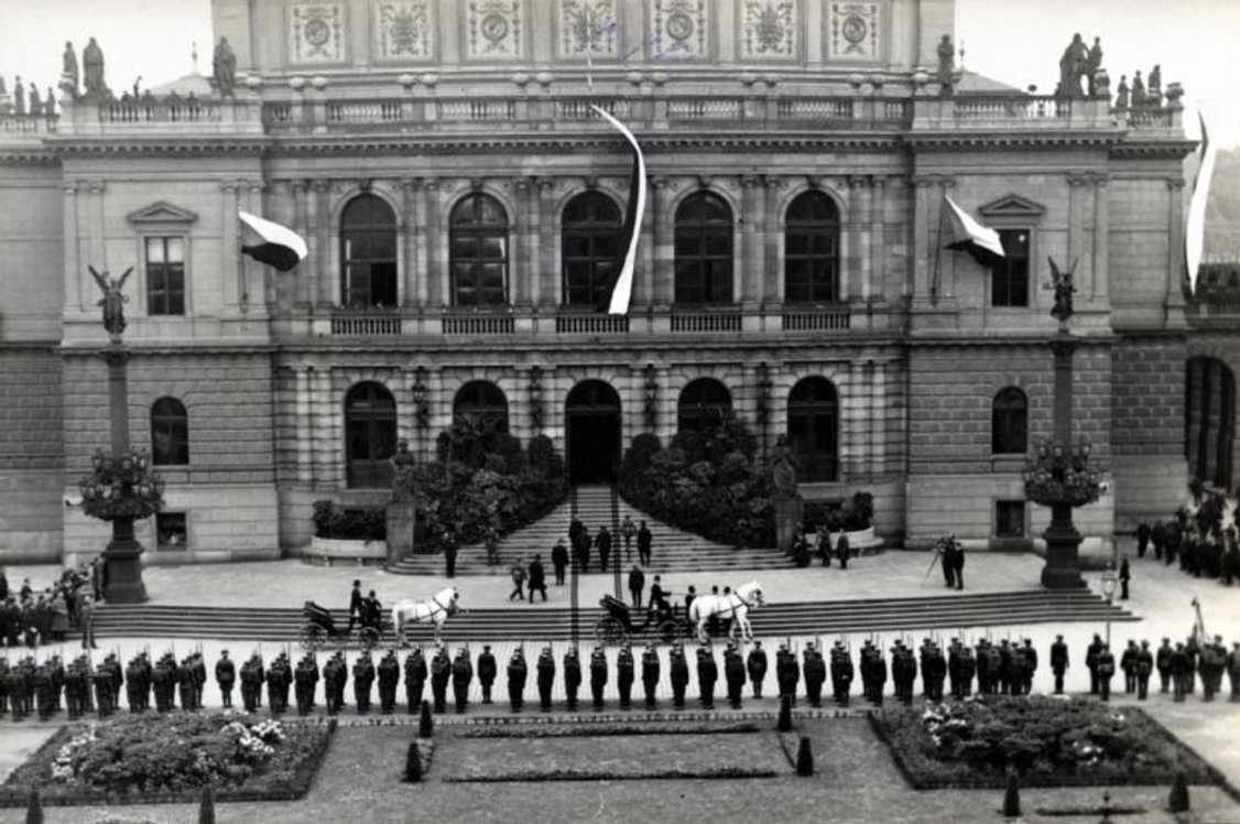 Slavnostně vyzdobené Rudolfinum, sídlo poslanecké sněmovny (1927).
