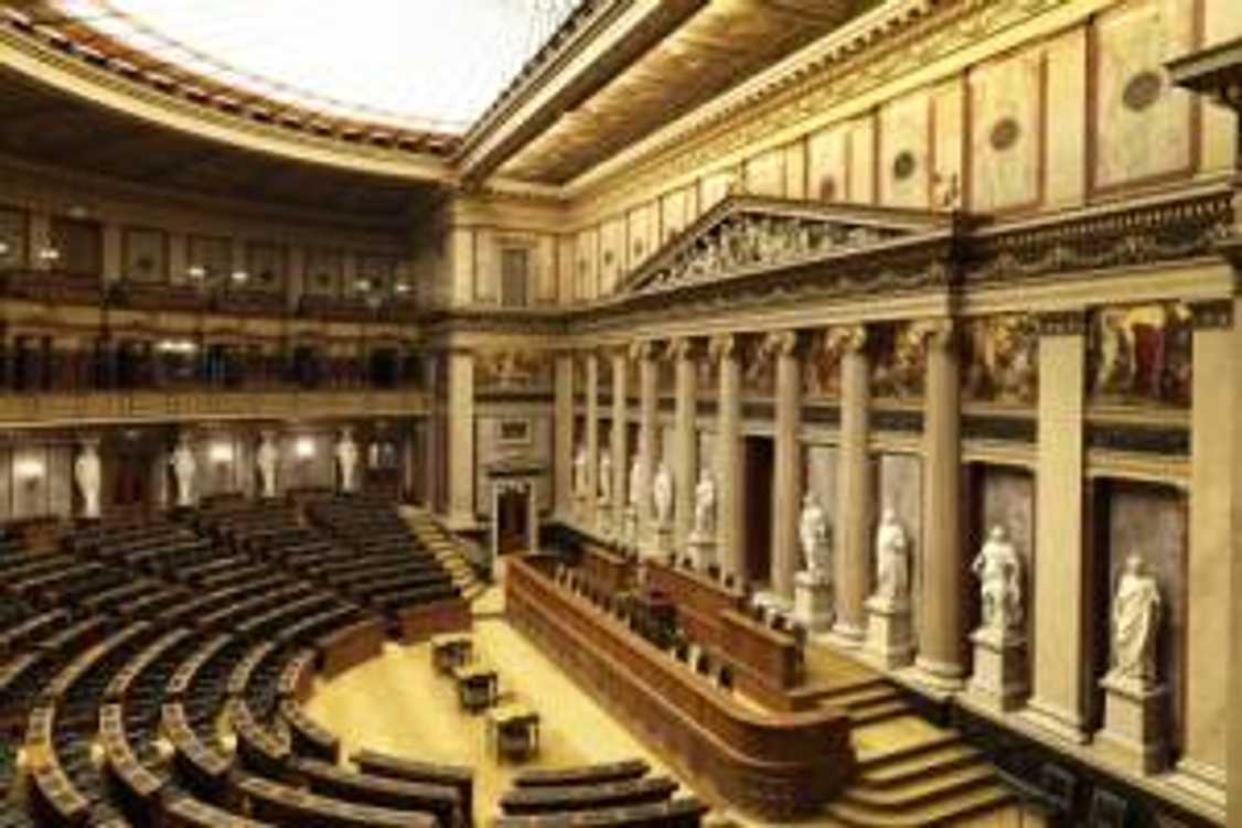Aktuální stav historické sněmovny, kterou dnešní rakouský parlament využívá při výjimečných okolnostech ke společným zasedáním svých dvou komor. Patrná je bohatá výzdoba sálu, stejně jako prosklený strop pouštící do sálu denní světlo.
