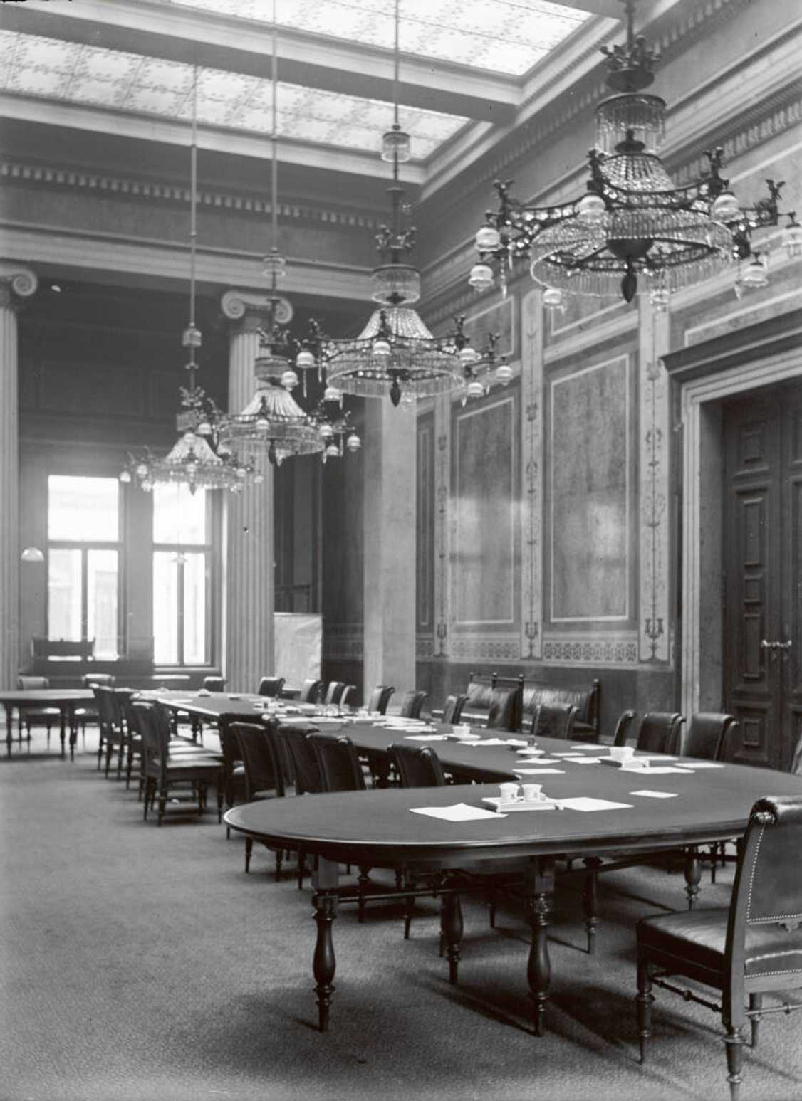 Nová budova říšské rady – jedna ze zasedacích místností poslanecké sněmovny (cca 1917)