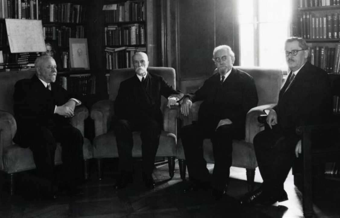 Předseda poslanecké sněmovny František Staněk, předseda senátu František Soukup a předseda vlády Jan Malypetr u T. G. Masaryka (1934).
