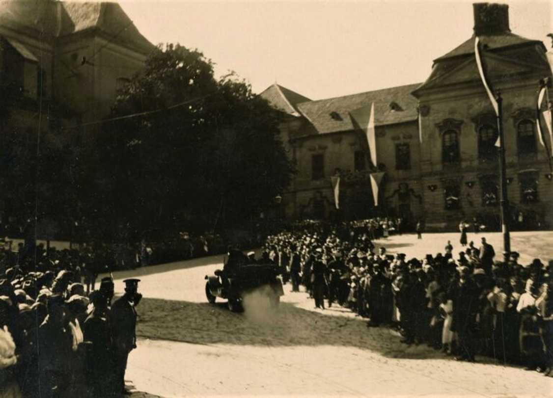 Příjezd T.G. Masaryka do starého sněmovního domu (nové radnice) v Brně (1921)
