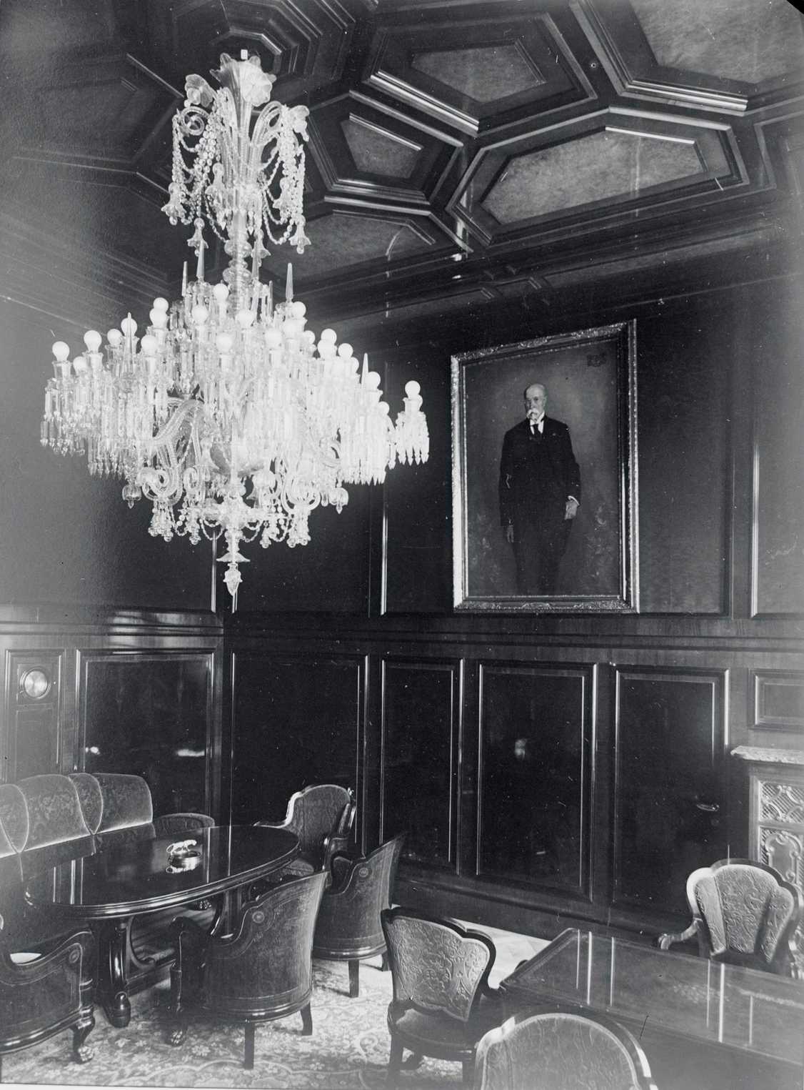 Interiér jedné z kanceláří v Poslanecké sněmovně Národního shromáždění Republiky československé (20. a 30. léta 20. století). 