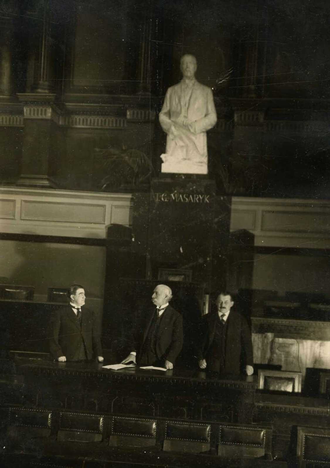 Odhalení sochy T.G. Masaryka v zasedacím sále poslanecké sněmovny Národního shromáždění v Rudolfinu (1922)
