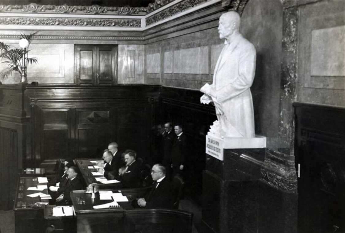 Pohled na sochu T.G. Masaryka (autor Jan Štursa) v poslanecké sněmovně v Rudolfinu,
