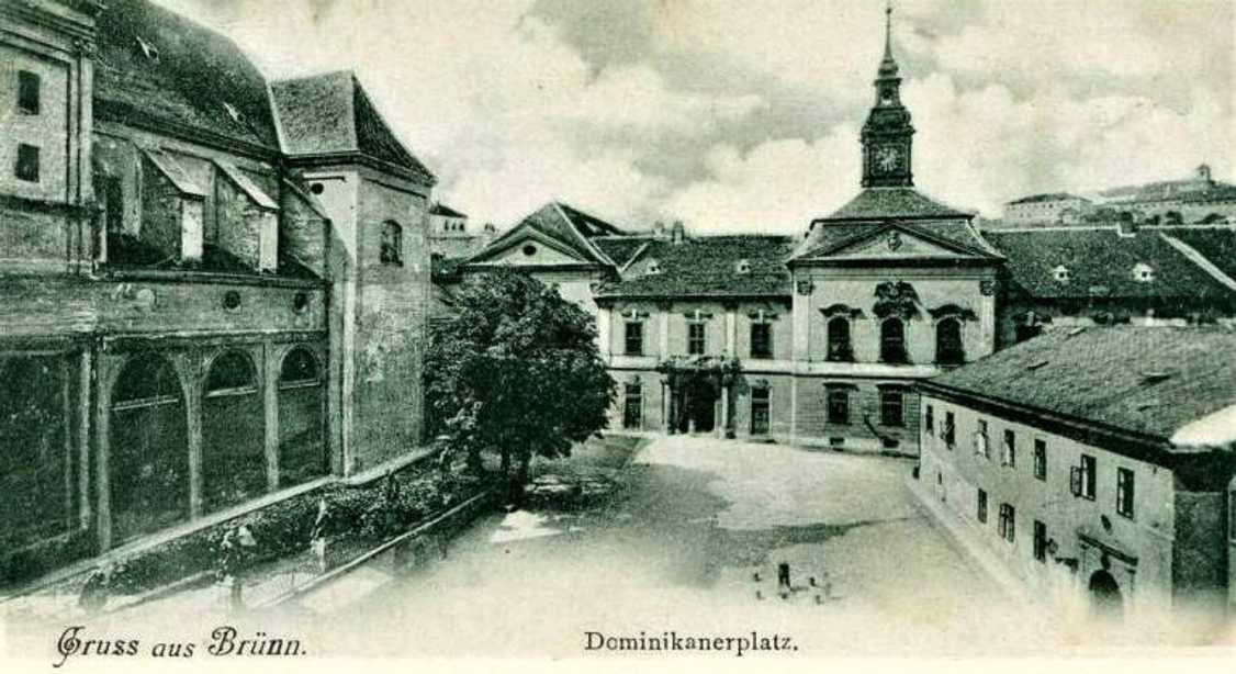 Starý zemský/stavovský dům na Dominikánském náměstí v Brně (dobová pohlednice)