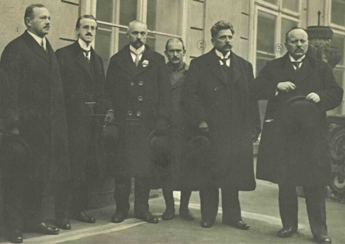 Poslanci Revolučního Národního shromáždění na Pražském Hradě 18. listopadu 1918
