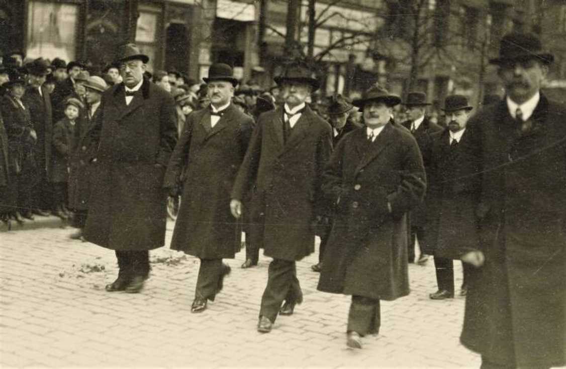 Členové předsednictva poslanecké sněmovny a senátu při pohřbu Vlastimila Tusara (Václavské náměstí, 1924)

