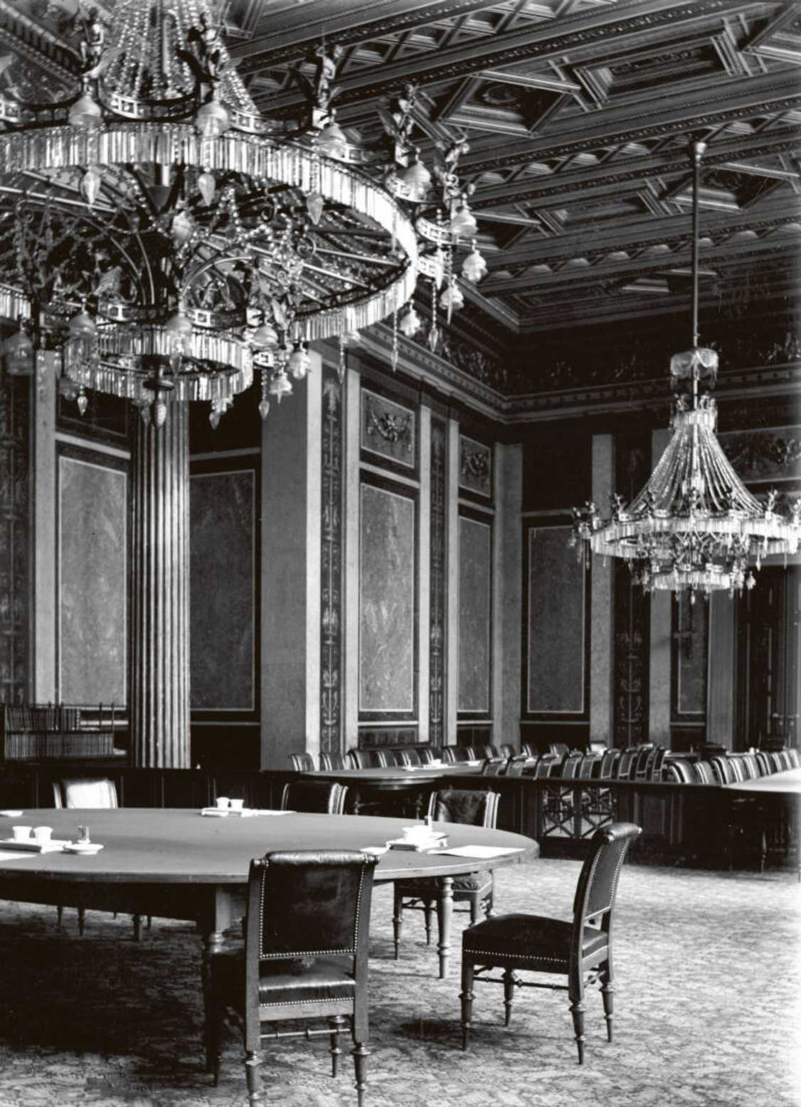 Budova nové říšské rady, zasedací sál rozpočtového výboru (cca 1917).
