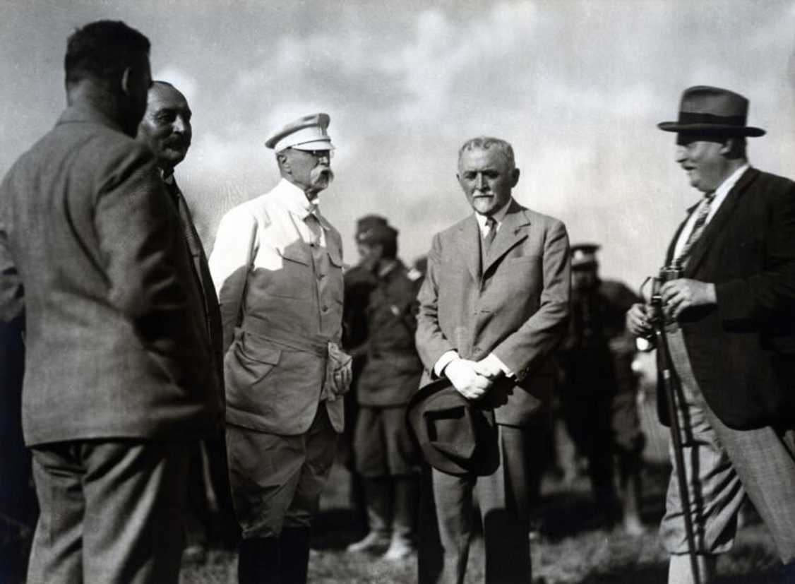 T. G. Masaryk a místopředseda senátu Mořic Hruban (s kloboukem v ruce).