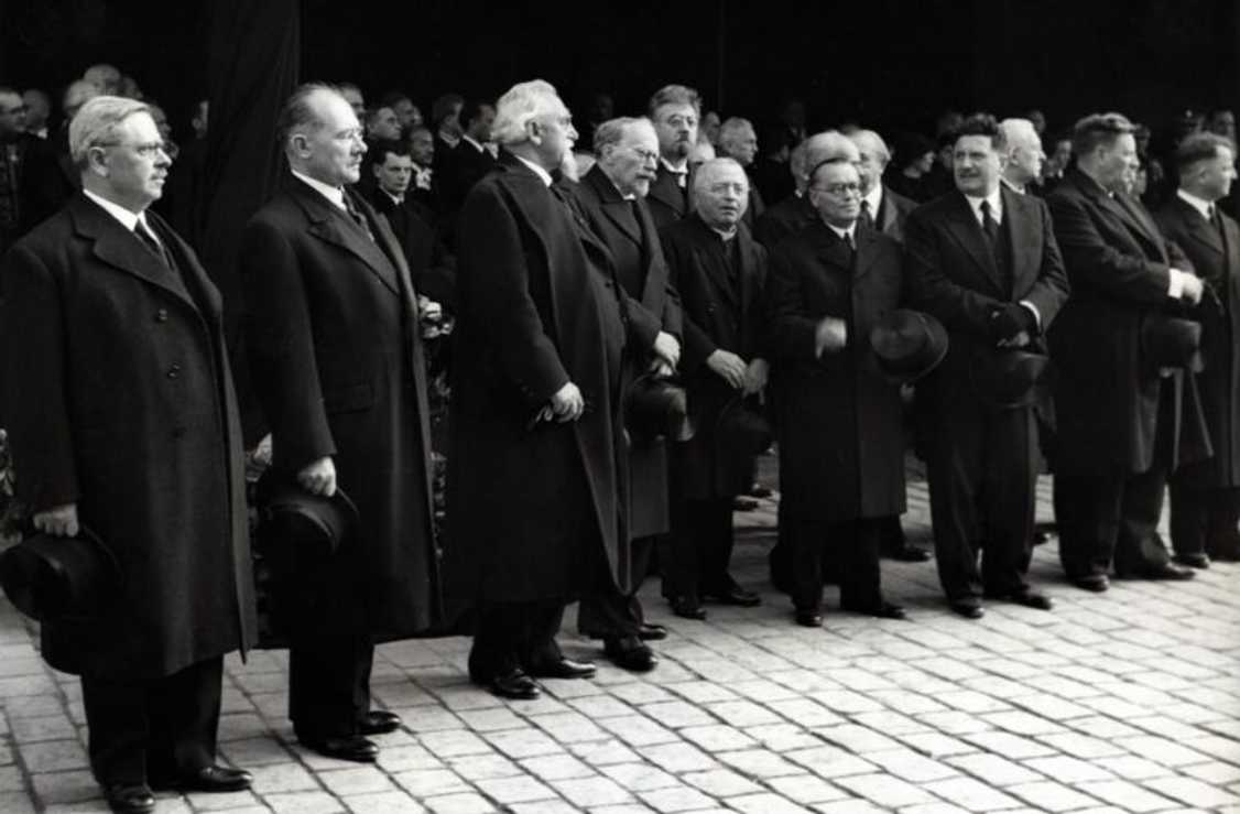 Představitelé československého státu na pohřbu T.G. Masaryka v září 1937.
