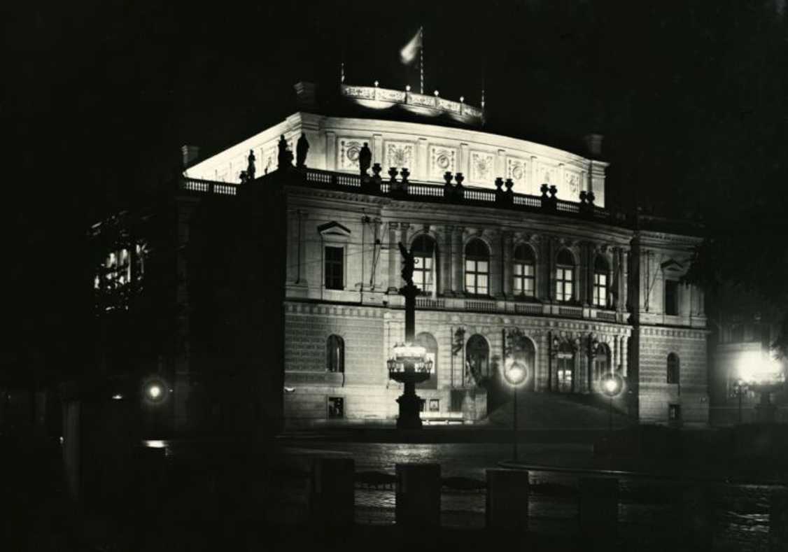 Rudolfinum - sídlo Poslanecké sněmovny Národního shromáždění Republiky českolsovenské.
