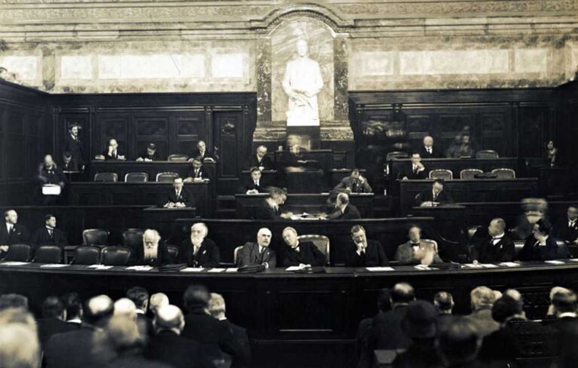 Pohled na předsednictvo poslanecké sněmovny v Rudolfinu.

