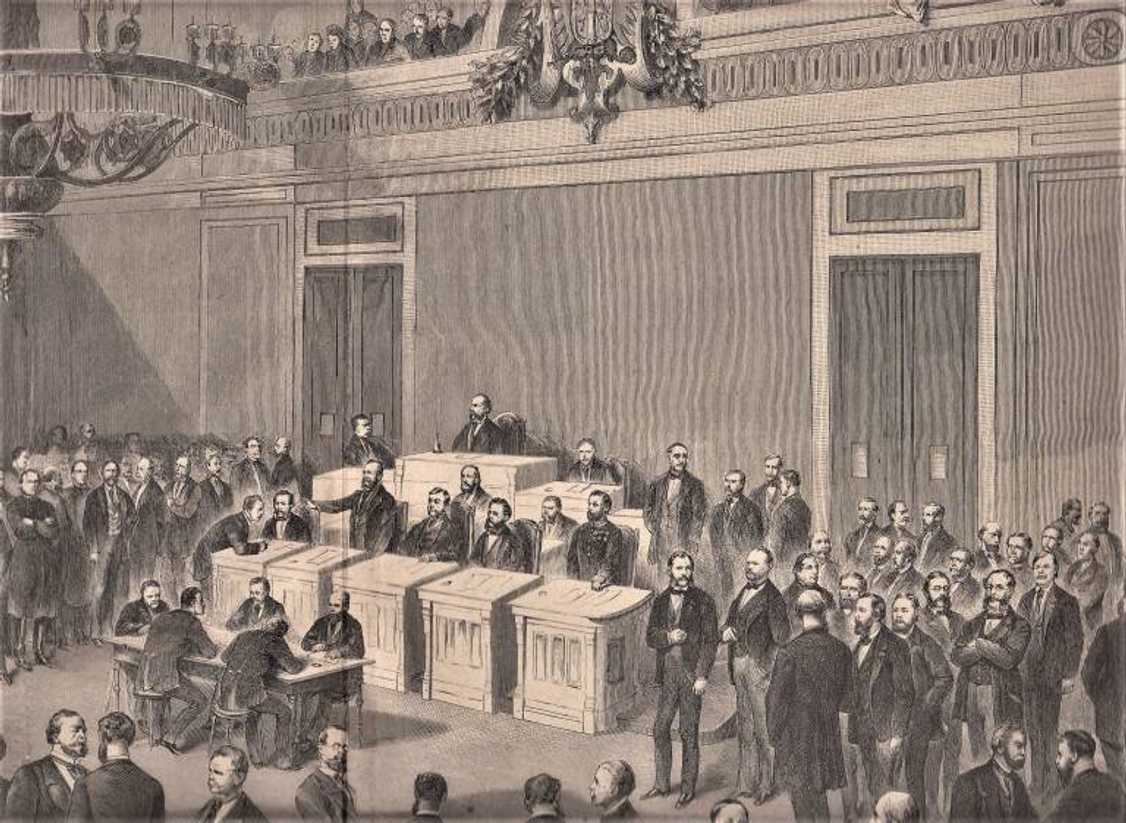 Pohled směrem k prezidiu sněmovny, uprostřed křesel ministrů sedí Adolf Auersperg, ministerský předseda 1871–1879.
