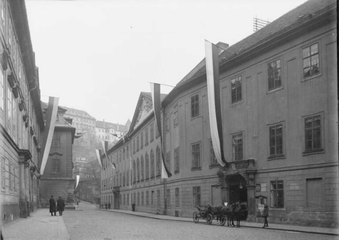 Sídlo Revolučního národního shromáždění v Thunovském paláci na Malé Straně v Praze (18. 11. 1918).
