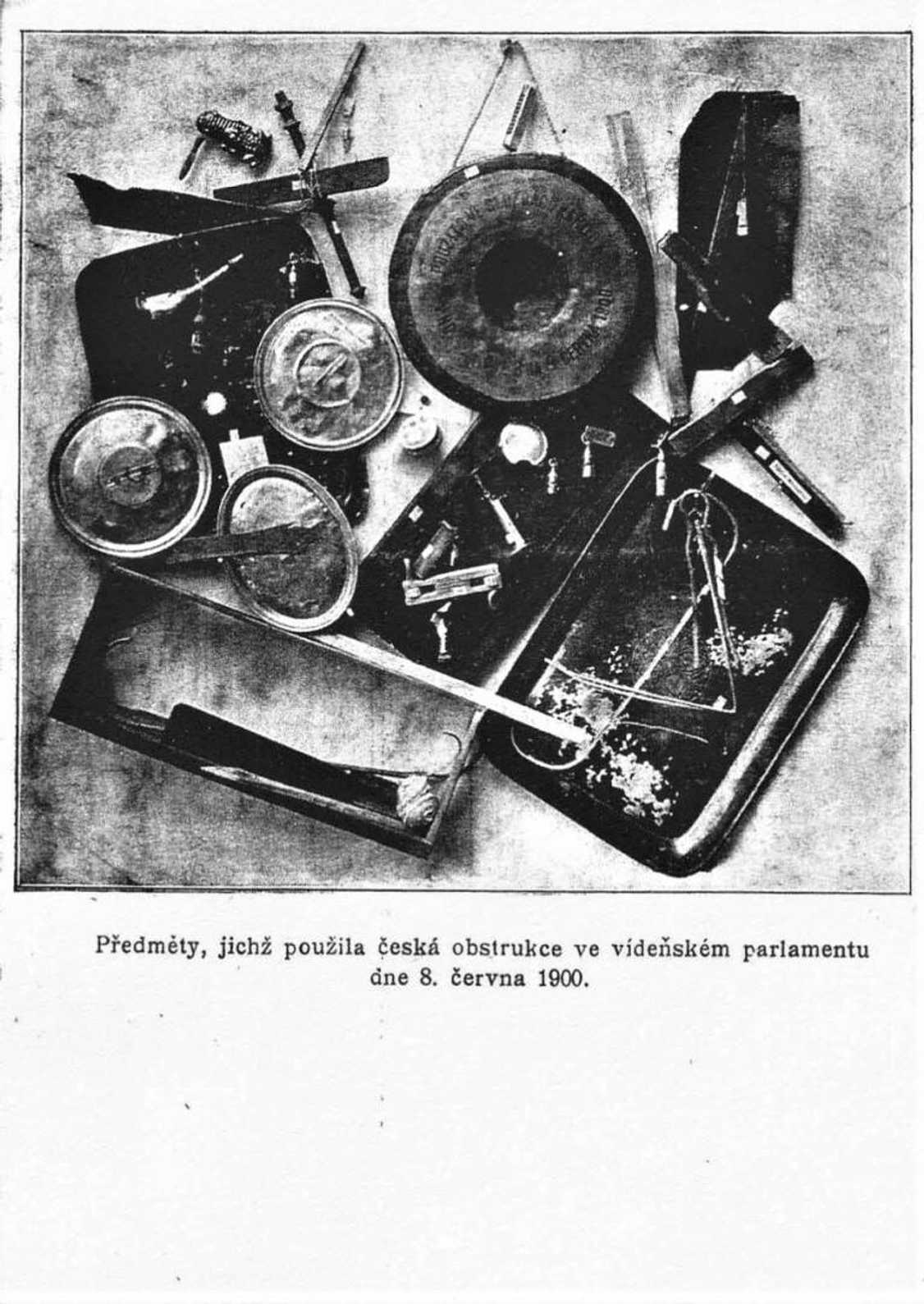 Dobová pohlednice s předměty (puklice, píšťalky, řehtačky apod.), které byly použity při obstrukční noci 8. června 1900.
