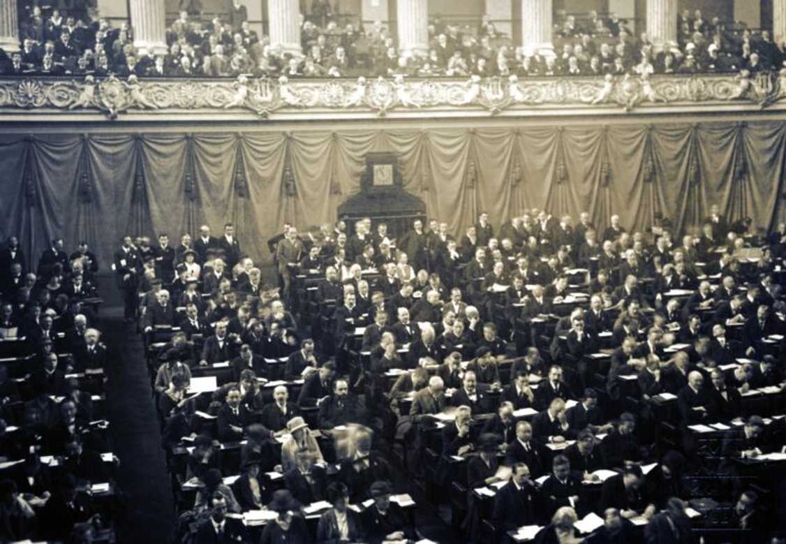 Pohled do pléna poslanecké sněmovny v pražské Rudolfinu ve 20. letech 20. století.
