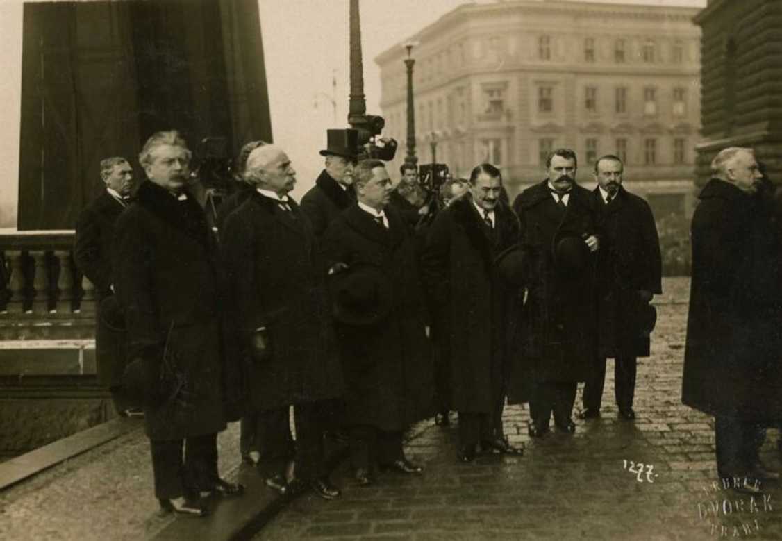 Skupina poslanců a senátů na pohřbu Aloise Rašína (1923)
