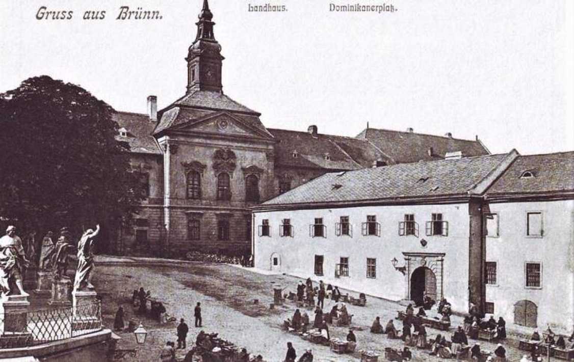 Starý zemský/stavovský dům na Dominikánském náměstí v Brně (dobová pohlednice)